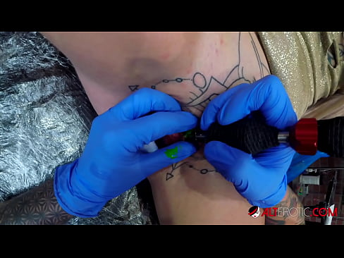 ❤️ Äärimmäisen tatuoitu hottie Sully Savage sai tatuoinnin klitorikseen Vittu video at porn fi.niceporn-tv.ru ﹏